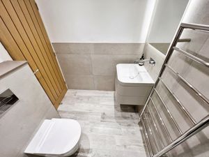 GUEST WC- click for photo gallery